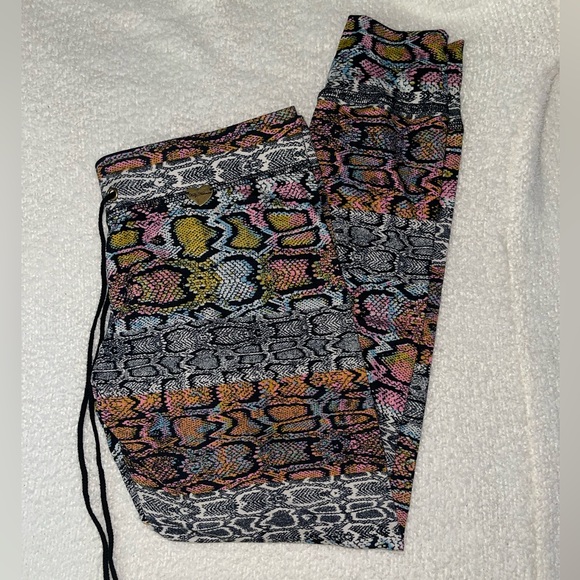 Cute Booty Lounge Psycho snake- snake print leggings - Picture 2 of 6